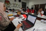 Sejumlah Bakal Calon Wali Kota dan Wakil Wali Kota Surabaya jalur perseorangan Tahun 2020 mengikuti sosialisasi penggunaan Sistem Informasi Pencalonan (Silon) di Kantor Komisi Pemilihan Umum (KPU) Kota Surabaya, Jawa Timur, Rabu (11/12/2019). Sosialisasi penggunaan Silon itu agar Bakal Calon Wali Kota dan Wakil Wali Kota jalur perseorangan dapat dengan mudah memasukkan data untuk memenuhi persyaratan yang diperlukan saat pendaftaran. Antara Jatim/Didik/ZK