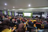 Suasana acara AXIS Pop Up Campus dengan topik mengenai peran perempuan sebagai pemimpin era digital di Universitas Lambung Mangkurat, Banjarmasin, Kalimantan Selatan, Kamis (12/12/2019). XL Axiata melalui brand Axis menggelar acara Pop Up Campus dengan tema Be The Future Starter with AXIS, sebagai ajang untuk meningkatkan pemahaman dan kualitas para peserta yang merupakan mahasiswa asal banjarmasin dan sekitarnya dalam hal pemanfaatan teknologi digital. Foto Antaranews Kalsel/Bayu Pratama S.