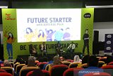 Komika Indonesia Soleh Solihun (kanan) Digital Transformation & Innovation Manager PT AXA Service Indonesia Netty Mei Rani (dua kiri)  Operation Head Astra Credit Companies Andeli Monika (dua kanan) memberikan penjelasan saat tanya jawab bersama mahasiswa dalam acara AXIS Pop Up Campus dengan topik mengenai peran perempuan sebagai pemimpin era digital di Universitas Lambung Mangkurat, Banjarmasin, Kalimantan Selatan, Kamis (12/12/2019). XL Axiata melalui brand Axis menggelar acara Pop Up Campus dengan tema Be The Future Starter with AXIS, sebagai ajang untuk meningkatkan pemahaman dan kualitas para peserta yang merupakan mahasiswa asal banjarmasin dan sekitarnya dalam hal pemanfaatan teknologi digital. Foto Antaranews Kalsel/Bayu Pratama S.