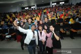 Komika Indonesia Soleh Solihun (kiri) Digital Transformation & Innovation Manager PT AXA Service Indonesia Netty Mei Rani (dua kiri)  Operation Head Astra Credit Companies Andeli Monika (kanan) ber-swafoto bersama para mahasiswa asal Banjarmasin di sela pelaksanaan AXIS Pop Up Campus dengan topik mengenai peran perempuan sebagai pemimpin era digital di Universitas Lambung Mangkurat, Banjarmasin, Kalimantan Selatan, Kamis (12/12/2019). XL Axiata melalui brand Axis menggelar acara Pop Up Campus dengan tema Be The Future Starter with AXIS, sebagai ajang untuk meningkatkan pemahaman dan kualitas para peserta yang merupakan mahasiswa asal banjarmasin dan sekitarnya dalam hal pemanfaatan teknologi digital. Foto Antaranews Kalsel/Bayu Pratama S.