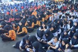 Ribuan pelajar mengikuti Pemecahan Museum Rekor Dunia Indonesia (MURI) Membaca Dengan Gawai di depan Balaikota Malang, Jawa Timur, Kamis (12/12/2019). Kegiatan yang diikuti 2.929 siswa SMP tersebut diadakan dalam rangka sosialisasi Perpustakaan Digital sebagai upaya meningkatkan literasi di kalangan pelajar. Antara Jatim/Ari Bowo Sucipto/zk