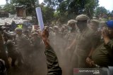 Petugas Satpol PP berjaga saat penggusuran permukiman Tamansari, Bandung, Jawa Barat, Kamis (12/12/2019). Upaya penggusuran tersebut berakhir ricuh setelah Satpol PP memaksa warga dan aktivis mahasiswa untuk mengosongkan tempat tinggalnya di lahan sengketa yang dimana proses sidang sengketa lahan masih berlangsung di PTUN Bandung. ANTARA JABAR/Raisan Al Farisi/agr