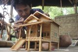 Perajin menyelesaikan kerajinan miniatur rumah dari bambu di Desa Tempuran, Karawang, Jawa Barat, Kamis (12/11/2019). Pemerintah mengeluarkan kebijakan untuk  menurunkan suku bunga Kredit Usaha Rakyat (KUR) dari 7 persen menjadi 6 persen per tahun guna mengembangkan dan mempercepat pertumbuhan industri Usaha Mikro, Kecil, Menengah (UMKM) yang berlaku pada 2020 mendatang. ANTARA JABAR/M Ibnu Chazar/agr
