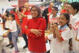 Direktur Sales Telkomsel, Ririn Widaryani (tengah) dan Komisaris Telkomsel, Yose Rizal (dua dari kiri) mengikuti sebuah permainan bersama anak-anak panti asuhan dalam Roadshow Natal dan Tahun baru (Naru) Telkomsel 2019 di Transmart Malang, Jawa Timur, Kamis (12/12/2019). Kegiatan yang merupakan bagian dari Corporate Social Responsibility (CSR) Telkomsel tersebut diisi dengan berbagai kegiatan sosial seperti santunan, perbaikan yayasan sosial, tempat ibadah serta lomba kreatifitas anak. Antara Jatim/Ari Bowo Sucipto/zk