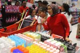 Direktur Sales Telkomsel, Ririn Widaryani (kanan) berbelanja bersama anak-anak panti asuhan dalam Roadshow Natal dan Tahun baru (Naru) Telkomsel 2019 di Transmart Malang, Jawa Timur, Kamis (12/12/2019). Kegiatan yang merupakan bagian dari Corporate Social Responsibility (CSR) Telkomsel tersebut diisi dengan berbagai kegiatan sosial seperti santunan, perbaikan yayasan sosial, tempat ibadah serta lomba kreatifitas anak. Antara Jatim/Ari Bowo Sucipto/zk