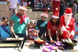 Relawan dengan mengenakan kostum Santaclaus memasak makanan sarapan pagi dalam kegiatan Sarapan Bersama Santa di halaman Malang Town Square, Malang, Jawa Timur, Kamis (12/12/2019). Kegiatan yang diikuti ratusan siswa TK tersebut diadakan untuk memeriahkan Natal. Antara Jatim/Ari Bowo Sucipto/zk