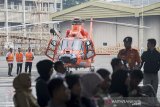 Helikopter Medium Intermediate AS365 N3+ Dauphin diperlihatan saat serah terima ke Basarnas di hanggar Rotary Wing PT DI, di Bandung, Jawa Barat, Kamis (12/12/2019). PTDI serah terimakan dua Helikopter Medium Intermediate AS365 N3+ Dauphin ke Badan Nasional Pencarian dan Pertolongan (BASARNAS) yang mana helikopter ini dilengkapi dengan Hoist untuk menarik atau mengevakuasi korban pada sisi pintu kanan. ANTARA JABAR/M Agung Rajasa/agr