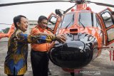 Direktur Utama PT Dirgantara Indonesia Elfien Goentoro (kiri) bersama Kepala Basarnas Marsekal Madya Bagus Puruhito (kanan) menahbiskan helikopter Medium Intermediate AS365 N3+ Dauphin secara simbolis di hanggar Rotary Wing PT DI, di Bandung, Jawa Barat, Kamis (12/12/2019). PTDI serah terimakan dua Helikopter Medium Intermediate AS365 N3+ Dauphin ke Badan Nasional Pencarian dan Pertolongan (BASARNAS) yang mana helikopter ini dilengkapi dengan Hoist untuk menarik atau mengevakuasi korban pada sisi pintu kanan. ANTARA JABAR/M Agung Rajasa/agr