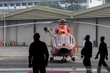 Siluet petugas melintas di depan helikopter Medium Intermediate AS365 N3+ Dauphin saat serah terima ke Basarnas di hanggar Rotary Wing PT DI, di Bandung, Jawa Barat, Kamis (12/12/2019). PTDI serah terimakan dua Helikopter Medium Intermediate AS365 N3+ Dauphin ke Badan Nasional Pencarian dan Pertolongan (BASARNAS) yang mana helikopter ini dilengkapi dengan Hoist untuk menarik atau mengevakuasi korban pada sisi pintu kanan. ANTARA JABAR/M Agung Rajasa/agr