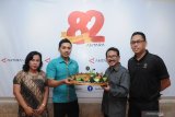Kepala Biro ANTARA Jatim Slamet Hadi Purnomo (kedua kanan) menerima kunjungan Humas Taman Dayu Pandaan, Pasuruan saat HUT ke 82 LKBN ANTARA di Grha ANTARA Jatim, Surabaya, Jawa Timur, Jumat (13/12/2019). Pewarta ANTARA biro Jatim meluncurkan buku karkhas yang berjudul 