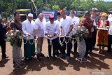 Bupati Banyuwangi Abdullah Azwar Anas bersama Direktur Utama PTPN XII M. Cholidi (kelima kiri) menggunting pita sebagai tanda pelepasan ekspor perdana kopi robusta di Perkebunan Malangsari PTPN XII Kalibaru, Banyuwangi, Jawa Timur, Jumat (13/12/2019). Kebun Malangsari PTPN XII melakukan ekspor perdana dimusim panen 2019 sebanyak 45 ton ke Italia, dan akan dilanjutkan ekspor ke Amerika, Jepang dan sebagian Timur Tengah dengan total 1.300 ton. Antara Jatim/Budi Candra Setya/zk