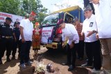 Bupati Banyuwangi Abdullah Azwar Anas (kedua kanan) bersama Direktur Utama PTPN XII M. Cholidi (kiri) memecah kendi sebagai tanda pelepasan ekspor perdana kopi robusta di Perkebunan Malangsari PTPN XII Kalibaru, Banyuwangi, Jawa Timur, Jumat (13/12/2019). Kebun Malangsari PTPN XII melakukan ekspor perdana dimusim panen 2019 sebanyak 45 ton ke Italia, dan akan dilanjutkan ekspor ke Amerika, Jepang dan sebagian Timur Tengah dengan total 1.300 ton. Antara Jatim/Budi Candra Setya/zk