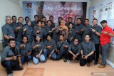 Gubernur Jatim Khofifah Indar Parawansa (tengah) foto bersama keluarga besar LKBN ANTARA biro Jawa Timur saat menghadiri HUT ke 82 LKBN ANTARA di Grha ANTARA Jatim, Surabaya, Jawa Timur, Jumat (13/12/2019). Pewarta ANTARA biro Jatim meluncurkan buku karkhas yang berjudul 