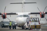 Petugas membantu pesawat untuk parkir saat mendarat di Bandara Husein Sastranegara, Bandung, Jawa Barat, Jumat (13/12/2019). PT Angkasa Pura II (Persero) memprediksi pada liburan Natal dan Tahun Baru 2020 jumlah penumpang pesawat di 16 bandara yang dikelola perseroan termasuk Bandara Husein Sastranegara diperkirakan mencapai 5,59 juta orang dengan pergerakan pesawat hingga 42.379 penerbangan. ANTARA JABAR/Raisan Al Farisi/agr