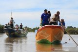 Anggota Dewan Perwakilan Rakyat Aceh (DPRA) Fraksi Partai Amanat Nasional (PAN) Fuadri (kedua kiri) bersama warga meninjau muara yang dangkal di Kecamatan Meureubo, Aceh Barat, Aceh, Jumat (13/12/2019). Panglima Laut Lhok Meureubo Abu Samah mengaku, dangkalnya muara sungai sepanjang 1.700 meter yang terjadi sejak dua tahun terakhir mengakibatkan armada nelayan di kawasan itu susah untuk keluar masuk muara dan nelayan sangat mengharapkan bantuan Pemerintah untuk melakukan pengerukan atau normalisasi agar bisa memajukan perekonomian masyarakat pesisir baik dari sektor pendapatan maupun wisata. Antara Aceh/Syifa Yulinnas.