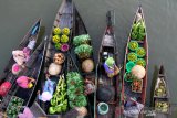 Suasana pasar terapung Lok Baintan di atas sungai Martapura, desa Lok Baintan, Kabupaten Banjar, Kalimantan Selatan, Jumat (13/12/2019). Pemerintah Provinsi Kalsel terus berupaya mendorong pengembangan sektor pariwisata dan bertekad mengalihkan sumber pendapatan daerah (PAD) utamanya dari sektor pertambangan ke pariwisata. Foto Antaranews Kalsel/Bayu Pratama S.