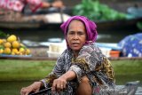 Pedagang pasar terapung Lok Baintan di sungai Martapura, desa Lok Baintan, Kabupaten Banjar, Kalimantan Selatan, Jumat (13/12/2019). Pemerintah Provinsi Kalsel terus berupaya mendorong pengembangan sektor pariwisata dan bertekad mengalihkan sumber pendapatan daerah (PAD) utamanya dari sektor pertambangan ke pariwisata. Foto Antaranews Kalsel/Bayu Pratama S.