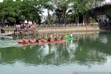 Pedagang di Sungai Batang Arau ramai pembeli saat kegiatan festival selaju sampan