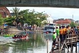 Sejumlah masyarakat antusias saksikan festival selaju sampan badunsanak 2019