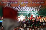 Penari menampilkan Tarian Sufi saat shalawatan bersama Barisan Ansor Serbaguna (Banser),Tentara Nasional Indonesia dan Polisi Republik Indonesia di GOR Sidoarjo, Jawa Timur, Sabtu (14/12/2019). Kegiatan Banser Bersholawat Bersama TNI-Polri yang diikuti ribuan warga Nahdlatul Ulama tersebut bertujuan untuk Kedamaian Negara Kesatuan Republik Indonesia (NKRI). Antara Jatim/Umarul Faruq/zk