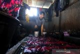 Pekerja melakukan pewarnaan kain di salah satu rumah produksi kain sasirangan di Sungai Jingah, Banjarmasin, Kalimantan Selatan, Sabtu (14/12/2019). Rumah produksi kain sasirangan tersebut, dalam sehari mampu memproduksi 50 lembar hingga 300 lembar kain sasirangan dengan harga Rp 65 ribu hingga Rp 250 ribu per lembar tergantung jenis kainnya. Foto Antaranews Kalsel/Bayu Pratama S.