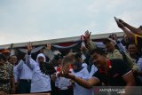 Gubernur Jatim, Khofifah Indar Parawansa (tiga kiri) melepaskan burung merpati saat peringatan Hari Kesetiakawanan Sosial Nasional (HKSN) 2019 di Alun-alun Jombang, Jawa Timur, Sabtu (14/12/2019). Operasi mata katarak gratis dalam rangka bakti sosial Hari Kesetiakawanan Sosial Nasional (HKSN) 2019 dan Hari Armada tersebut diikuti sekitar puluhan masyarakat kurang mampu di Kabupaten Jombang. Antara Jatim/Syaiful Arif/zk