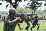 Prajurit TNI Batalyon Infanteri Para Raider 501/Bajra Yudha Madiun mengikuti Latihan Pemeliharaan Kemampuan Prajurit di Madiun, Jawa Timur, Sabtu (14/12/2019). Latihan yang diikuti 400 prajurit tersebut untuk mengasah dan memantapkan kemampuan prajurit para raider. Antara Jatim/Siswowidodo/zk