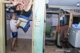 Warga membersihkan sejumlah perabot pascabanjir yang merendam rumahnya di Kawasan Cibadak, Bandung, Jawa Barat, Jumat (13/12/2019). Sejumlah pemukiman warga di kawasan tersebut sempat terendam akibat banjir luapan dari sungai Citepus yang terjadi karena intensitas curah hujan yang tinggi dan kurang baiknya drainase. ANTARA JABAR/Novrian Arbi/agr