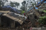 Warga membersihkan meterial tanah longsor menimpa rumah warga di Kampung Cimanggala, Kawalu, Kota Tasikmalaya, Jawa Barat, Senin (16/12/2019). Curah hujan yang tinggi didaerah tersebut mengakibatkan satu rumah tertimbun tanah longsor dan tidak ada korban jiwa dalam peristiwa tersebut. ANTARA JABAR/Adeng Bustomi/agr