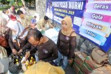 Petugas menyiapkan minyak goreng saat operasi pasar murni yang diselenggarakan Dinas perindustrian dan Perdagangan di Taman Skartaji, Kota Kediri, Jawa Timur, Senin (16/12/2019). Menjelang Natal dan Tahun Baru pemerintah daerah setempat melakukan operasi pasar di sejumlah titik keramian guna menjamin kesetabilan harga kebutuhan pokok sekaligus mengendalikan inflasi pada level wajar. Antara Jatim/Prasetia Fauzani/zk