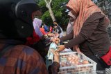 Warga antre membeli telur ayam saat operasi pasar murni yang diselenggarakan Dinas perindustrian dan Perdagangan di Taman Skartaji, Kota Kediri, Jawa Timur, Senin (16/12/2019). Menjelang Natal dan Tahun Baru pemerintah daerah setempat melakukan operasi pasar di sejumlah titik keramian guna menjamin kesetabilan harga kebutuhan pokok sekaligus mengendalikan inflasi pada level wajar. Antara Jatim/Prasetia Fauzani/zk