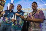 Direktur Utama bank BJB Yuddy Renaldi (kiri) bersama Direktur IT, Treasury dan International Banking Rio Lanasier (kedua kiri) dan didampingi perwakilan pedagang menunjukan bjb EDC berbasis Android seusai pembayaran dengan uang elektronik di Pasar Baru, Bandung, Jawa Barat, Senin (16/12). Bank BJB meluncurkan pembayaran digital dengan menggunakan Quick Response Code Indonesian Standard (QRIS), bjb EDC berbasis Android dan bjb Digi (mobile banking) yang bertujuan untuk mendukung interkoneksi instrumen sistem pembayaran yang lebih luas dan mengakomodasi kebutuhan transaksi keuangan secara nasional. ANTARA JABAR/M Agung Rajasa/agr