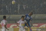 Pesepakbola Persib Bandung Ghozali Siregar (kanan) berebut bola dengan pesepakbola Perseru Badak Lampung Kurniawan Karman (kedua kanan) saat menjalani laga lanjutan Liga 1 pekan ke 33 di Stadion Si Jalak Harupat, Kabupaten Bandung, Jawa Barat, Senin (16/12/2019). Pertandingan tersebut dimenangkan oleh Persib Bandung dengan skor 4-0. ANTARA JABAR/Raisan Al Farisi/agr