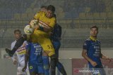 Penjaga gawang Perseru Badak Lampung Daryono berusaha menangkap bola saat tendangan sudut yang dilakukan oleh pesepakbola Persib Bandung pada laga lanjutan Liga 1 pekan ke 33 di Stadion Si Jalak Harupat, Kabupaten Bandung, Jawa Barat, Senin (16/12/2019). Pertandingan tersebut dimenangkan oleh Persib Bandung dengan skor 4-0. ANTARA JABAR/Raisan Al Farisi/agr