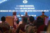 Anggota Badan Supervisi Bank Indonesia Prof. Candra Fajri Ananda (tengah) didampingi moderator Tina Talisa (kiri) dan Wakil Bupati Madiun Hari Wuryanto memaparkan materi saat seminar nasional bertajuk 