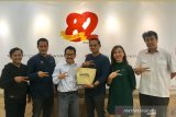 Kepala Biro ANTARA Jatim Slamet Hadi Purnomo (tiga kiri) didampingi Asmen Komersial Rudy Pringadi (kanan) saat menerima kunjungan GM Artotel Surabaya Eggy Rigata (ketiga kanan) bersama Marcomm Artotel Surabaya Lestari Parlan (kedua kanan) dan Chief Security Mukti (kedua kiri) dalam rangka mengucapkan selamat HUT ke-82 LKBN ANTARA di Grha ANTARA Jatim, Surabaya, Jawa Timur, Senin (16/12/2019). Antara Jatim/Abdullah Rifai