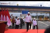 Presiden Joko Widodo meresmikan Jalan Tol Balikpapan-Samarinda seksi 2,3 dan 4 di Samboja, Kutai Kartanegara, Kalimantan Timur, Selasa (17/12/2019). Tol seksi 2,3 dan 4 yang akan melintasi ibu kota baru itu memiliki panjang 57,8 kilometer dari total lima seksi Tol Balikpapan-Samarinda sepanjang 99,3 kilometer. ANTARA FOTO/Akbar Nugroho Gumay/nym