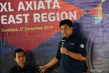 Group Head XL Axiata East Region Bambang Parikesit (kanan) didampingi Service Performance & Optimization XL Axiata East Region Rino Prasetiyanto (kiri) memberikan pemaparan saat Media Update XL Axiata East Region di Surabaya, Jawa Timur, Selasa (17/12/2019).  Pada kesempatan  itu dijelaskan bahwa sudah terdapat lebih 4.500 Base Transceiver Stations (BTS) 4G dan 6.500 BTS 3G yang sudah melayani area Jawa Timur. Antara Jatim/Didik/ZK