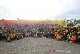 Foto bersama saat acara Jambore Relawan Sosial di Kebu Raya Banua Komplek Perkantoran Pemerintah Kalsel, Banjarbaru, Kalimantan Selatan, Selasa (17/12/2019). Kegiatan Jambore Relawan Sosial tersebut merupakan rangkaian memperingati Hari Kesetiakawanan Sosial Nasional (HKSN) 2019 di Kalsel. Foto Antaranews Kalsel/Bayu Pratama S.