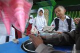 Siswa SD membeli jajanan di luar sekolah di Pamekasan, Jawa Timur, Selasa (17/12/2019). Sebanyak 7,8 juta dari 23 juta balita di Indonesia menderita stunting atau tinggi badan dibawah rata-rata karena gizi buruk. Stunting dapat  dicegah saat usia anak dibawah dua tahun  dengan intervensi gizi yang tepat, namum jika usia anak lebih dari dua tahun stunting masih dapat di cegah dengan pola makan dan stimulasi yang baik kendati tidak optimal Antara Jatim/Saiful Bahri/zk