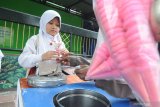 Siswa SD membeli jajanan di luar sekolah di Pamekasan, Jawa Timur, Selasa (17/12/2019). Sebanyak 7,8 juta dari 23 juta balita di Indonesia menderita stunting atau tinggi badan dibawah rata-rata karena gizi buruk. Stunting dapat  dicegah saat usia anak dibawah dua tahun  dengan intervensi gizi yang tepat, namum jika usia anak lebih dari dua tahun stunting masih dapat di cegah dengan pola makan dan stimulasi yang baik kendati tidak optimal Antara Jatim/Saiful Bahri/zk