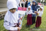 Sejumlah anak penyandang low vision mengikuti kegiatan Petualangan Dana di SLBN A Bandung, Jawa Barat, Selasa (16/12). Kegiatan yang diselenggarakan oleh Syamsi Dhuha Foundation tersebut merupakan rangkaian dari Hari Penglihatan Sedunia yang bertujuan mengajak anak-anak penyandang low vision untuk tetap semangat berinteraksi, berkreasi dan berinovasi. ANTARA JABAR/M Agung Rajasa/agr