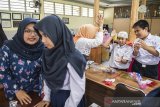 Sejumlah anak penyandang low vision mengikuti kegiatan Petualangan Dana di SLBN A Bandung, Jawa Barat, Selasa (16/12). Kegiatan yang diselenggarakan oleh Syamsi Dhuha Foundation tersebut merupakan rangkaian dari Hari Penglihatan Sedunia yang bertujuan mengajak anak-anak penyandang low vision untuk tetap semangat berinteraksi, berkreasi dan berinovasi. ANTARA JABAR/M Agung Rajasa/agr