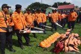 Peserta mengikuti Gelar Apel Siaga Bencana di Lapangan Banjarsari, Kabupaten Madiun, Jawa Timur, Rabu (18/12/2019). Kegiatan yang diikuti sekitar 2.000 orang terdiri Aparatur Sipil Negara (ASN), TNI, Polri dan relawan tersebut dimaksudkan untuk meningkatkan pengetahuan masyarakat terhadap kebencanaan dan kesiapan Pemkab dalam menghadapi kemungkinan terjadinya bencana. Antara Jatim/Siswowidodo/zk.