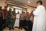 Panglima TNI Marsekal TNI Hadi Tjahjanto (ketiga kiri) didampingi Kapolri Jenderal Pol Idham Azis (kelima kiri) mengunjungi Gereja Santa Maria Tak Bercela, Surabaya, Jawa Timur, Rabu (18/12/2019). Kunjungan Panglima TNI Marsekal TNI Hadi Tjahjanto dan Kapolri Jenderal Pol Idham Azis di Surabaya itu dalam rangka meninjau pengamanan Natal dan Tahun Baru 2020. Antara Jatim/Didik/ZK