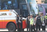 Polisi memeriksa kondisi kelayakan bus antar kota antar provinsi di terminal Tamanan, Kota Kediri, Jawa Timur, Rabu (18/12/2019). Kegiatan menjelang musim libur Natal dan Tahun Baru tersebut merupakan upaya mencegah pemakaian narkoba sekaligus mematau kesehatan sopir guna menjamin keselamatan penumpang. Antara Jatim/Prasetia Fauzani/zk