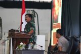 Panglima TNI Marsekal TNI Hadi Tjahjanto (kiri) didampingi Kapolri Jenderal Pol Idham Azis (kanan) memberikan pemaparan kepada anggota TNI dan Polri di GOR Hayam Wuruk, Kodam V Brawijaya, Surabaya, Jawa Timur, Rabu (18/12/2019). Kunjungan Panglima TNI Marsekal TNI Hadi Tjahjanto dan Kapolri Jenderal Pol Idham Azis di Surabaya itu dalam rangka meninjau pengamanan Natal dan Tahun Baru 2020. Antara Jatim/Didik/ZK