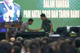 Panglima TNI Marsekal TNI Hadi Tjahjanto (kanan) menjabat tangan Kapolri Jenderal Pol Idham Azis (kiri) usai memberikan pemaparan kepada anggota TNI dan Polri di GOR Hayam Wuruk, Kodam V Brawijaya, Surabaya, Jawa Timur, Rabu (18/12/2019). Kunjungan Panglima TNI Marsekal TNI Hadi Tjahjanto dan Kapolri Jenderal Pol Idham Azis di Surabaya itu dalam rangka meninjau pengamanan Natal dan Tahun Baru 2020. Antara Jatim/Didik/ZK