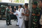 Panglima TNI Marsekal TNI Hadi Tjahjanto (kiri) didampingi Kapolri Jenderal Pol Idham Azis (kedua kiri) mengunjungi Gereja Santa Maria Tak Bercela, Surabaya, Jawa Timur, Rabu (18/12/2019). Kunjungan Panglima TNI Marsekal TNI Hadi Tjahjanto dan Kapolri Jenderal Pol Idham Azis di Surabaya itu dalam rangka meninjau pengamanan Natal dan Tahun Baru 2020. Antara Jatim/Didik/ZK