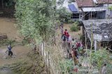 Warga mebersihkan genangan air pascabanjir di Desa Ciburial, Dago, Kabupaten Bandung, Jawa Barat, Rabu (18/12/2019). Sebanyak tiga rumah warga dan satu pesantren Tahfidz Al Quran Saling Sapa mengalami kerusakan akibat banjir yang melanda kawasan tersebut pada selasa (17/12) karena intensitas hujan yang tinggi serta sejumlah alih fungsi lahan. ANTARA JABAR/Novrian Arbi/agr